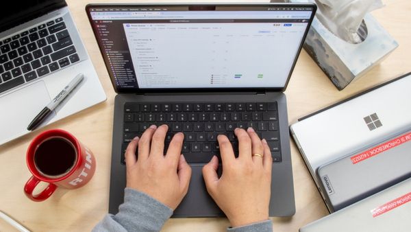 రూ.4 వేలకే ల్యాప్‌టాప్.. జనం ఎగబడడంతో గందరగోళం !!