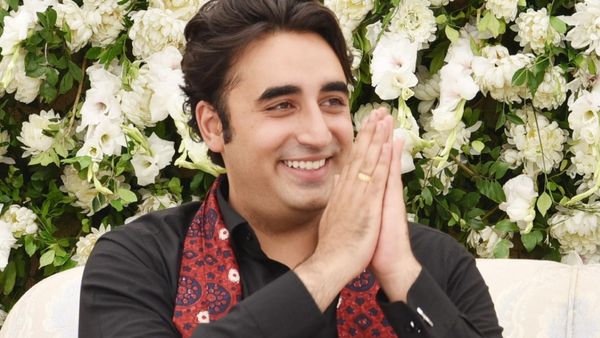 ఇదెక్కడి క్రేజ్ మావా!: పాక్‌ను వణికిస్తున్న భారతీయ సినిమా!!