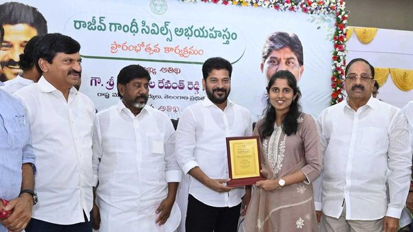 వారికి లక్ష రూపాయలు ఇచ్చి ముందుకు నడిపిస్తున్న తెలంగాణా ప్రభుత్వం!