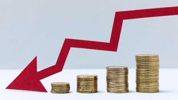 డాలర్ దెబ్బకు కుప్పకూలిన రూపాయి: సామాన్యుడిపై ప్రభావమెంత?