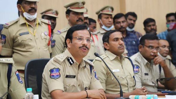 హైదరాబాద్ పోలీసుల స్ట్రిక్ట్ వార్నింగ్..ఆ రోజు గీత దాటితే కొరడా