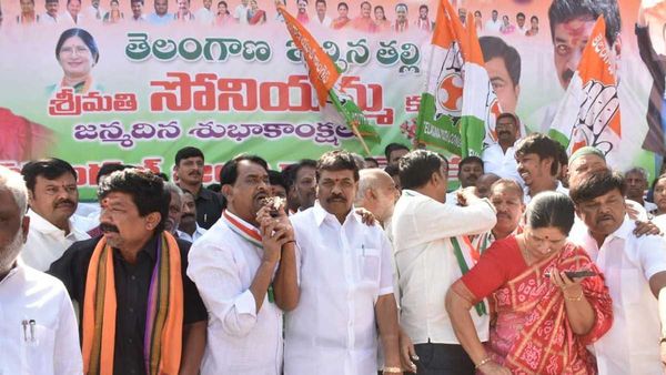 కొండా కపుల్ వర్సెస్ జిల్లా కాంగ్రెస్..సోనియాగాంధీ సాక్షిగా!
