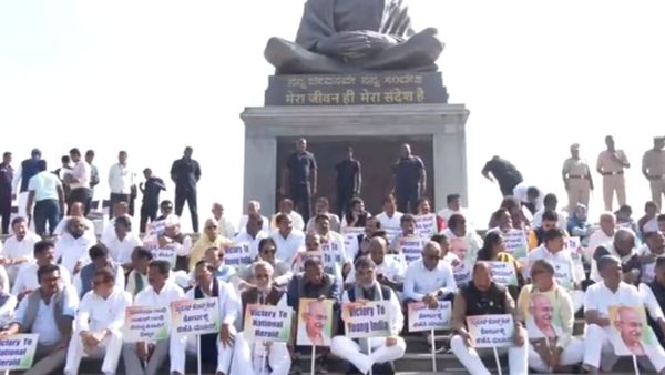 RSS, BJP కి ఇష్టం లేని దాన్ని తుడిచి పెట్టేస్తారు..: రోడ్డెక్కిన సిద్ధరామయ్య, డీకేశి