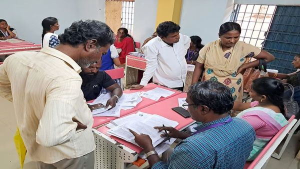 తమిళనాడులో 97.4 లక్షల ఓటర్లు తొలగింపు..?
