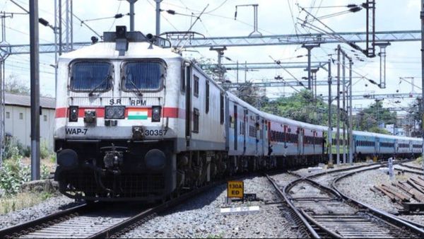 హైదరాబాద్ నుంచి ప్రత్యేక రైళ్లు- ఏపీలో హాల్ట్ స్టేషన్లు