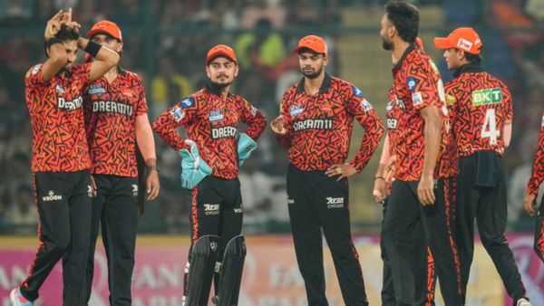SRH.. అంత డబ్బుంది- జరంత మంచోళ్లను కొనుండ్రి బై..!!