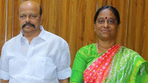 మరో వివాదంలో కొండా కపుల్.. కత్తితో బెదిరించారని ప్రధాన అనుచరుడిపై కేసు!