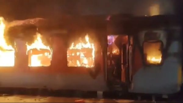 అనకాపల్లి వద్ద ఘోర రైలు ప్రమాదం- బోగీలు బుగ్గి