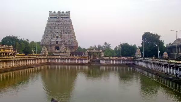 తిరుపతి గోవిందరాజస్వామి ఆలయ గోపురం పైకెక్కిన భక్తుడు.. లిక్కర్ కావాలని షాక్!