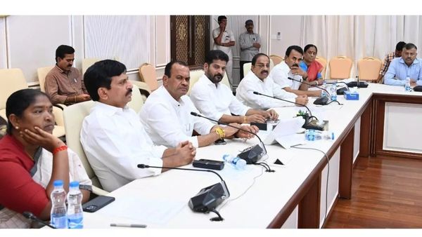 సాంప్రదాయానికి భిన్నంగా మేడారంలో తెలంగాణా మంత్రులంతా కలిసి.. రేవంత్ నిర్ణయం!