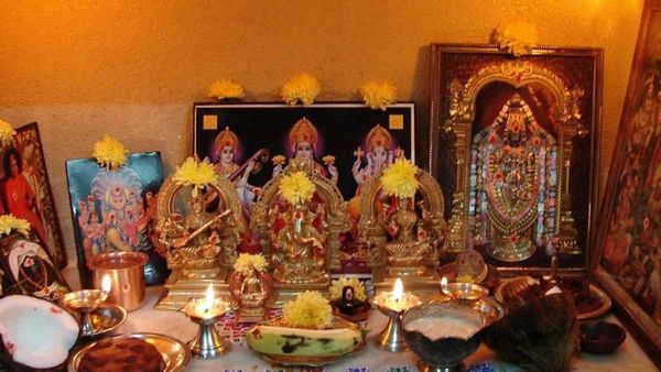 దేవుడి పటాలు కింద పెట్టి అటూ, ఇటూ తిరుగుతున్నారా? వాస్తు ఏం చెబుతోంది?