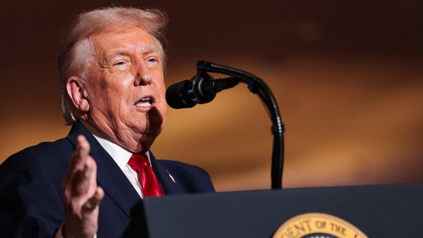 డొనాల్డ్ ట్రంప్ హిట్ లిస్ట్ లో 20 దేశాలు: భారత్, పాక్..?