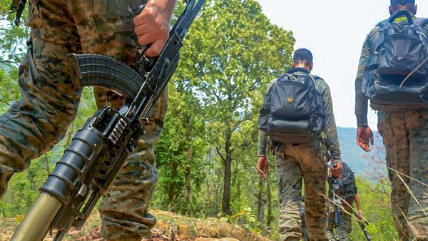 భీకర ఎన్‌కౌంటర్, పదుల సంఖ్యలో నక్సల్స్ మృతి