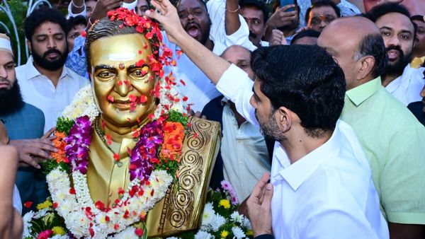 కారణ జన్ముడు ఎన్టీఆర్: కొనియాడిన సీఎం చంద్రబాబు, లోకేష్!