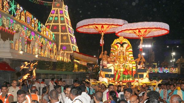 కంపార్ట్‌మెంట్లు కిటకిట- శిలాతోరణం వరకూ క్యూలైన్: విశేష ఉత్సవం రద్దు
