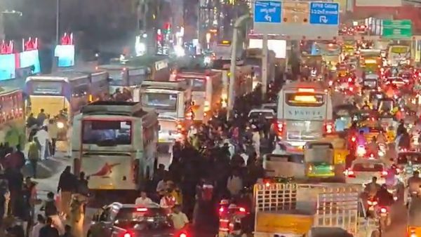 హైదరాబాద్ ఖాళీ అవుతోంది: అర్ధరాత్రి వరకూ ట్రాఫిక్ జామ్: ఈ రూట్లల్లో ఇంకో రెండ్రోజులు ఇంతే