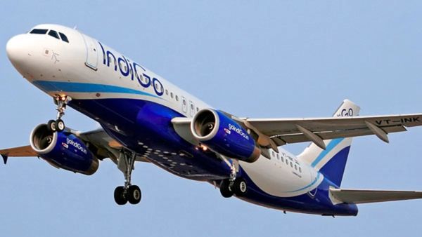 గాలిలో ఉండగానే బాంబు భయం.. 238 మంది ప్రయాణికుల ప్రాణాలు అరచేతిలో!