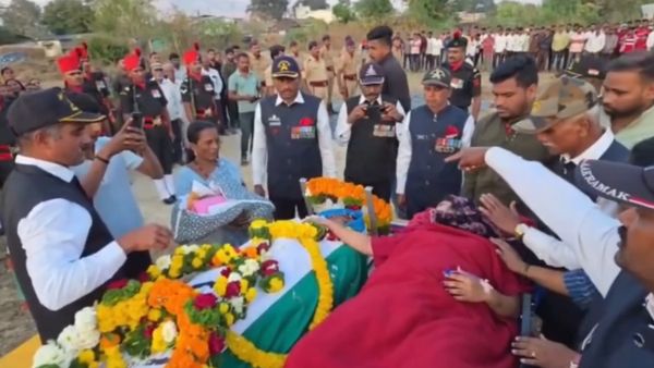 స్ట్రెచర్‌పై భార్య, చేతిలో పసిగుడ్డు: జవాన్ అంత్యక్రియల్లో గుండెలు పిండేసే దృశ్యం! (వీడియో)