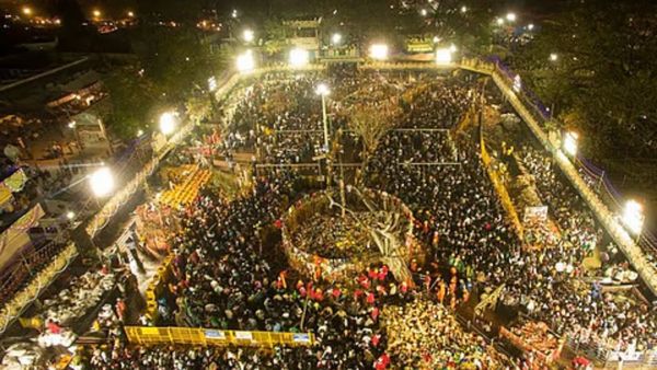 వనంలో నుండి జనంలోకి తల్లి సమ్మక్క ఆగమనం, భక్తి తన్మయత్వంలో మేడారం!