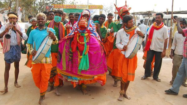 మేడారం జాతరలో గద్దెల వద్దకు ముందు వచ్చేది సారలమ్మ కాదు.. ఎవరంటే!
