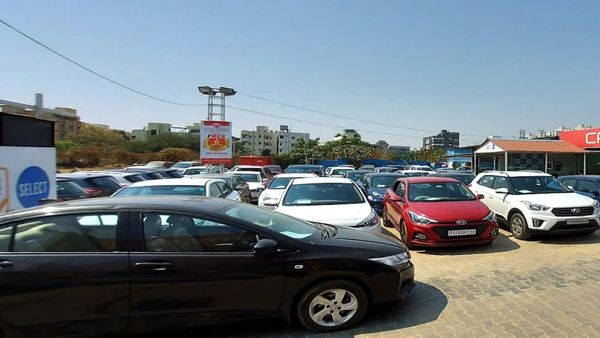 రూ. 26 వేలకే కారు.. క్యూ కట్టిన జనాలు.. వ్యాపారి ఏం చేశాడంటే..?