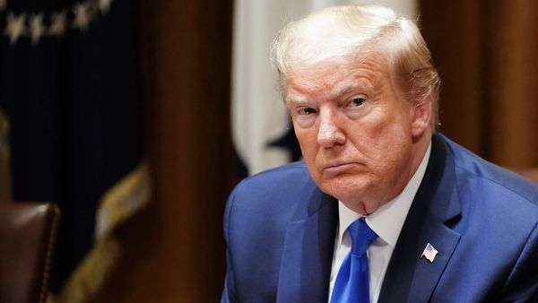 మధ్య వేలు చూపిస్తూ బండబూతు తిట్టిన ట్రంప్.. కారణం అదే !!