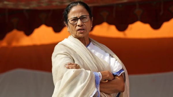 మమతా బెనర్జీకి బిగ్ షాక్.. రూ.100 కోట్ల పరువు నష్టం దావా !