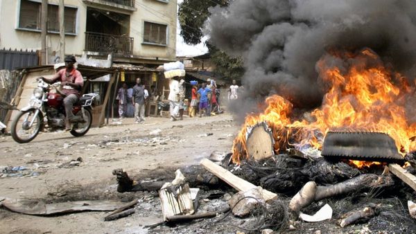 గ్రామంలో కాల్పులు.. 30 మంది మృతి.. పలువురు కిడ్నాప్..