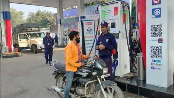 కలెక్టర్ సంచలన నిర్ణయం..ఆ జిల్లాలో అమల్లోకి నో హెల్మెట్ నో పెట్రోల్ రూల్!