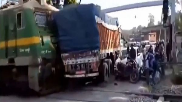 వైరల్ వీడియో: ట్రక్కును ఢీ కొట్టిన రైలు