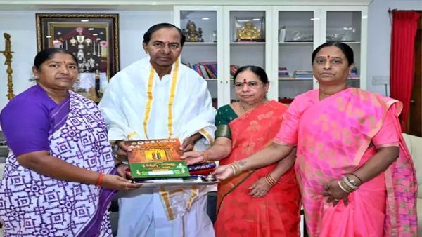 కేసీఆర్ ను కలిసిన మంత్రులు సీతక్క, కొండా సురేఖ.. మేడారం జాతరకు ఆహ్వానం అందజేత