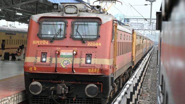 గౌతమి, సింహపురి, గోదావరి ఎక్స్‌ప్రెస్ లకు కొత్త హాల్ట్ స్టేషన్