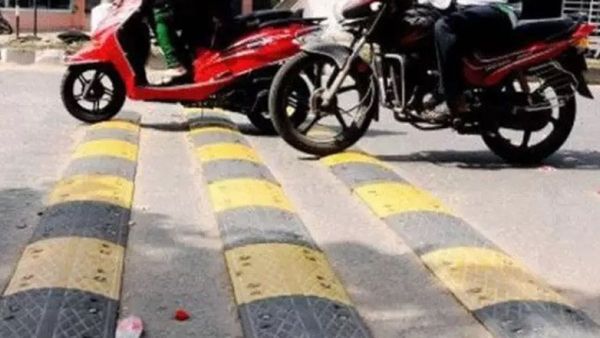 స్పీడ్‌ బ్రేకర్లను ఎత్తుకెళ్లిన దొంగలు! ఇదెక్కడి మస్ రా మామ