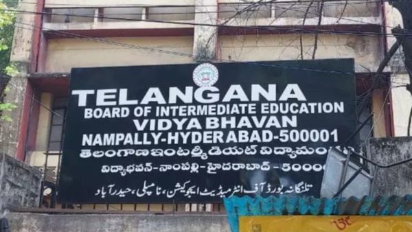 ఇంటర్ హాల్ టికెట్లపై తెలంగాణ బోర్డు తాజా నిర్ణయం- నేరుగా పేరెంట్స్ కే