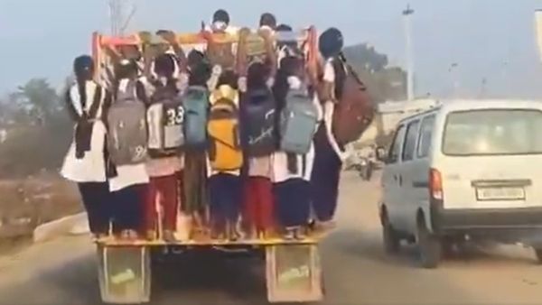 బస్సులెవ్.. కానీ బడికి పోవాలే: రెయిలింగ్ పై నిల్చుని వేలాడుతూ (వీడియో)