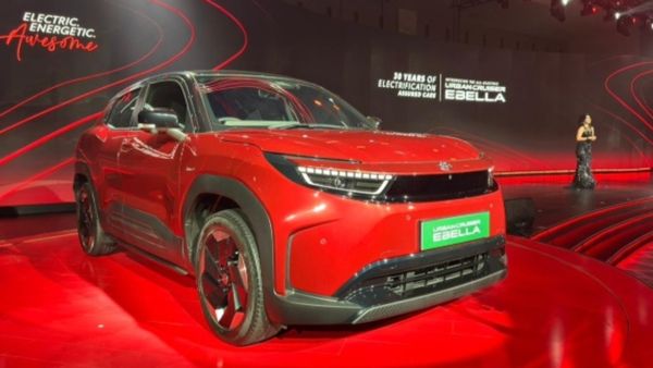 ఎరుపురంగులో మిళమిళ మెరుస్తూ గ్రాండ్ ఎంట్రీ ఇచ్చిన Toyota బ్రాండ్ న్యూ