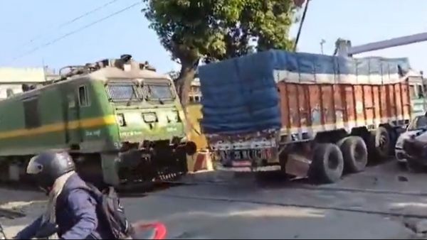 ఎక్స్‌ప్రెస్ రైలు గుద్దిన గద్దుడుకు: చెబితే వినరుగా: చెల్లాచెదురుగా (వీడియో)