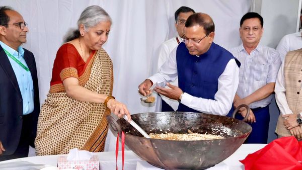 నిర్మలమ్మ చేతుల మీదుగా 'హల్వా' వేడుక.. దీని హిస్టరీ తెలుసా?