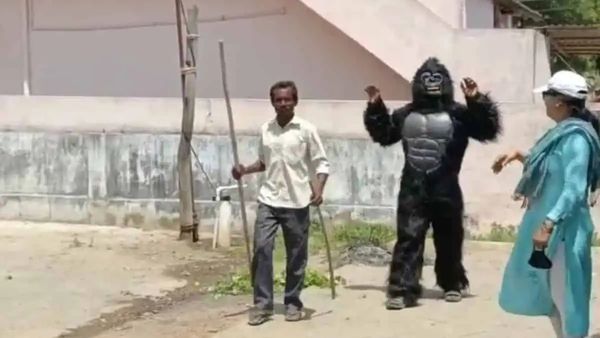 చింపాంజీల్లా రోడ్లపై గ్రామపంచాయతీ సిబ్బంది పరుగులు!