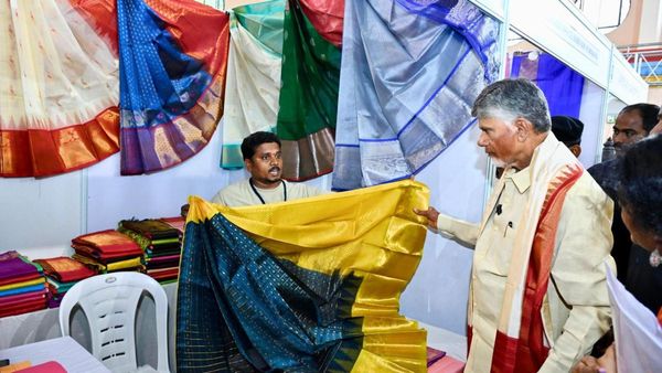 చేనేత చీరలు, బట్టలపై 40 శాతం డిస్కౌంట్, ఏపీలో స్టాల్స్ అక్కడే.. త్వరపడండి!