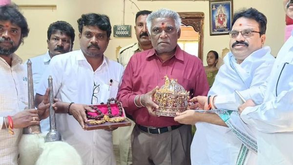 వారసత్వ బంగారు కిరీటం వచ్చేసింది!