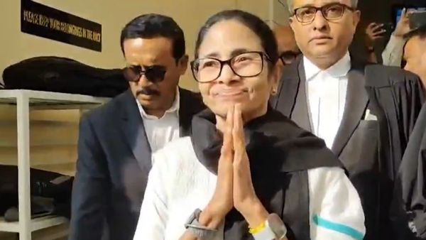 సుప్రీంకోర్టు చరిత్రలో అపూర్వం- కీలక కేసు కోసం లాయర్ అవతారం ఎత్తిన మమత బెనర్జీ