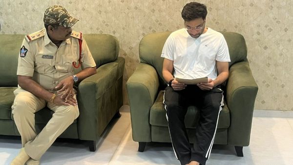 జగన్ పర్యటన వేళ.. విజయవాడలో దేవినేని ఇంటికి పోలీసులు