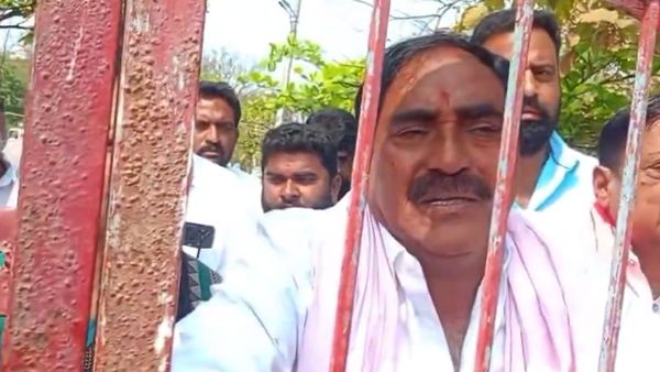 రాజకీయాల్లో ఉండాలా.. పోవాలా.. కన్నీరు పెట్టుకున్న మాజీమంత్రి ఎర్రబెల్లి దయాకర్ రావు