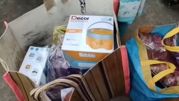 కాంగ్రెస్ అభ్యర్థి ఇచ్చిన బహుమతులు రోడ్డుపై విసిరేసి.. పోలీస్ కేస్ పెట్టిన ఓటర్లు.. ఎందుకంటే