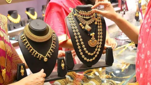 తలకిందులు చేస్తోన్న బంగారం ధరలు