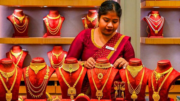 బంగారం ధరల్లో హ్యూజ్ క్రాష్: ఊగిసలాటలో..!!