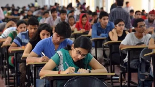 ఈ-స్కూటర్లు.. నెలకు రూ.2500 స్కాలర్ షిప్ లు, ఇంటర్ విద్యార్థులకు శుభవార్త!