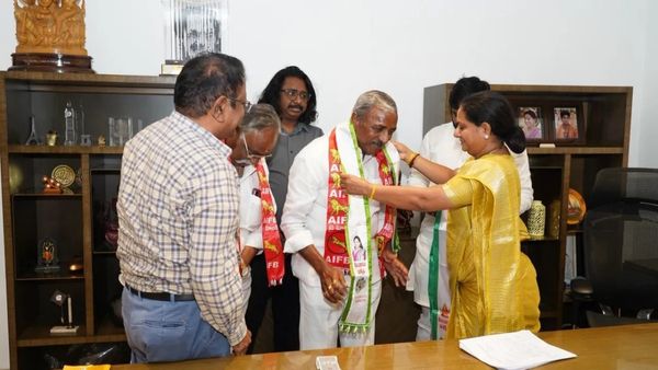 కవితకు బిగ్ షాక్.. ఆ కౌన్సిలర్లు కాంగ్రెస్ లో చేరిక!