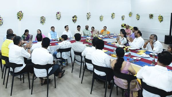 ఫ్యామిలీ డిన్నర్ విత్ లోకేష్... భవిష్యత్ సీఎం విష్!